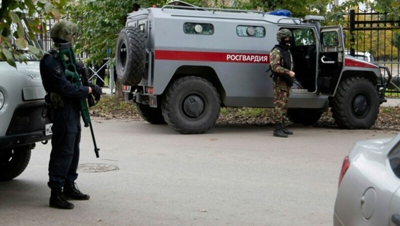 Bei dem Amoklauf in Perm sprangen Menschen aus dem Fenster, um sich vor dem Schützen in Sicherheit zu bringen. (Bild: AP)