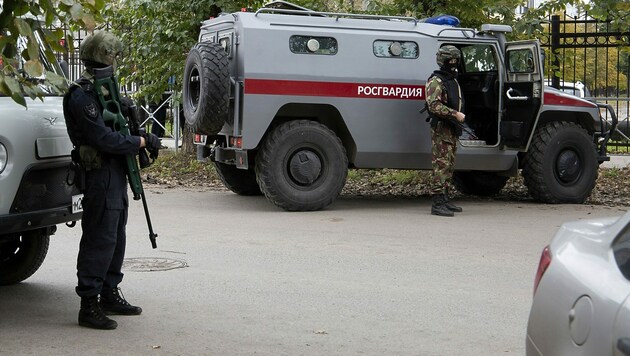 Bei dem Amoklauf in Perm sprangen Menschen aus dem Fenster, um sich vor dem Schützen in Sicherheit zu bringen. (Bild: AP)