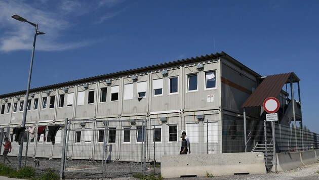 Der Infizierte befindet sich im Asylheim in Schwechat. Fünf positive Fälle werden in Zusammenhang mit dem Omikron-Fall untersucht. (Bild: P. Huber)