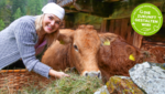 Barbara Egger hat einen ganz besonderen Bezug zu ihren Kühen und Kälbern. Alle haben einen Namen - und sie haben Auslauf im Heimatstall. (Bild: Evelyn HronekKamerawerk)