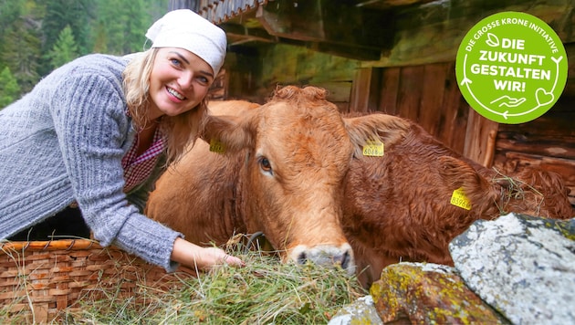 Barbara Egger hat einen ganz besonderen Bezug zu ihren Kühen und Kälbern. Alle haben einen Namen - und sie haben Auslauf im Heimatstall. (Bild: Evelyn HronekKamerawerk)