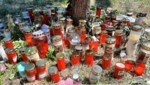Betroffene und erschütterte Freunde sowie Angehörige legten beim Baum, wo Leonie gefunden wurde, Kerzen, Blumen und ein rosa Herz als Erinnerung an die 13-Jährige nieder. (Bild: Stefan Steinkogler)