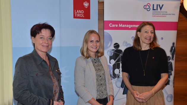 Pflege ist weiblich: Die Leiterin der Reuttener Care-Koordinierung Anna Paulweber flankiert von Sonja Ledl-Rossmann (li.) und Annette Leja. (Bild: Hubert Daum)