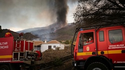 Die Feuerwehr rückte aus, um Brände zu löschen, die durch den Vulkanausbruch ausgelöst wurden. (Bild: APA/AFP/DESIREE MARTIN)