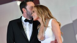 Ben Affleck und Jennifer Lopez turtelten im September bei den Filmfestspielen von Venedig am roten Teppich. (Bild: AFP)