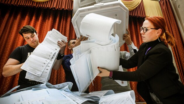 Election workers in Moscow counting the votes (Bild: APA/AFP/Alexander NEMENOV)