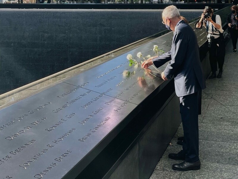 Bundespräsident Alexander Van der Bellen besuchte am Montag das 9/11-Memorial in New York. (Bild: APA/BUNDESHEER/PETER LECHNER)