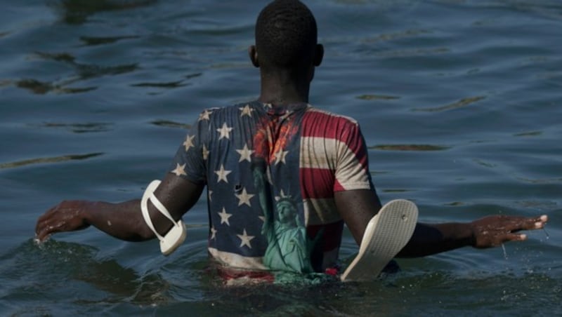 Ein Bild mit Symbolcharakter: ein haitianischer Flüchtling überquert den Rio Grande auf seinem Weg in die USA. (Bild: AP)