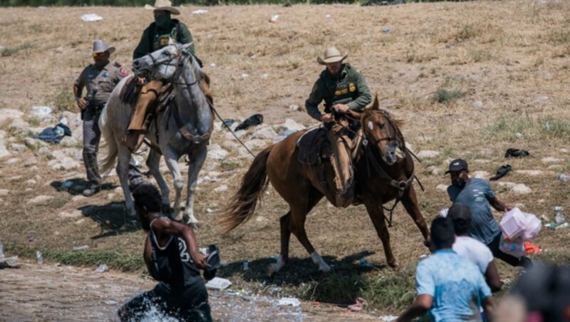 Berittene US-Grenzpolizisten treiben haitianische Flüchtlinge zurück in den Rio Grande. (Bild: AP)