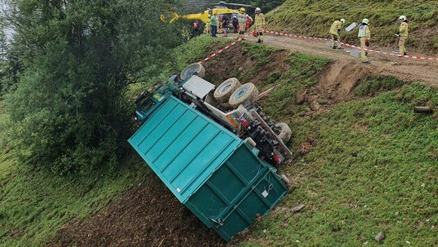 Der Lastwagen blieb rund 15 Meter unterhalb der Straße liegen. (Bild: zoom.tirol)