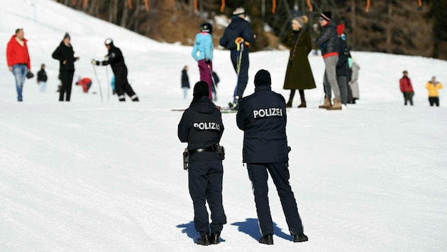 Kaum hat die neue Skisaison begonnen, ist die Polizei schon wieder auf der Jagd nach Pistenrowdys. (Bild: APA/HELMUT FOHRINGER)