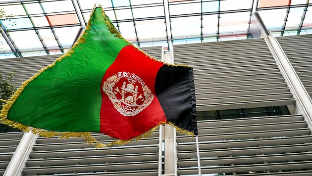 Eine afghanische Flagge vor dem britischen Innenministerium in London (Bild: AP)