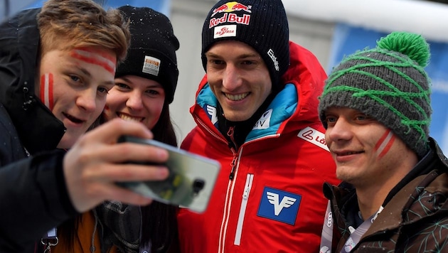 Gregor Schlierenzauer mit seinen Fans (Bild: GEPA )