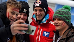 Gregor Schlierenzauer mit seinen Fans (Bild: GEPA )