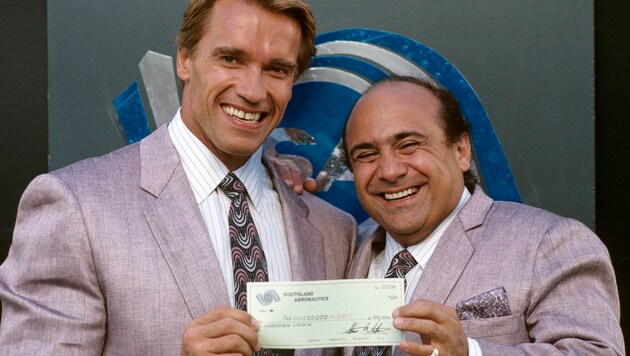 Arnold Schwarzenegger und Danny DeVito spielten 1988 im Film „Twins“ und stehen bald für das Sequel „Triplets“ wieder gemeinsam vor der Kamera. (Bild: mptv / picturedesk.com)