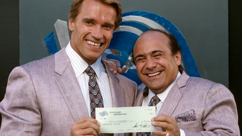 Arnold Schwarzenegger und Danny DeVito spielten 1988 im Film zusammen. (Bild: mptv / picturedesk.com)