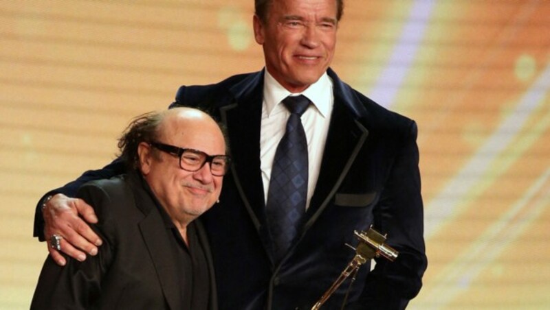 Danny DeVito und Arnold Schwarzenegger bei der Goldenen Kamera im Jahr 2015 (Bild: AFP)