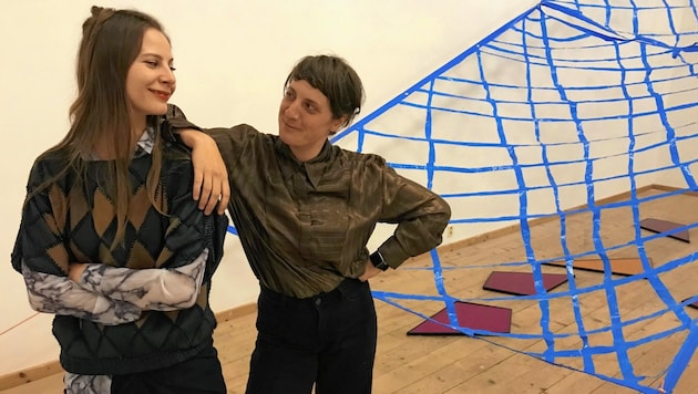 Céline Struger und Eva Funk färben das Krastal bunt. (Bild: Peter Kleinrath)