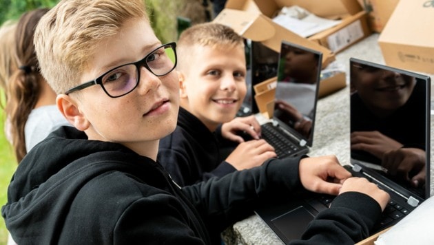 Laptops sind in österreichischen Klassenzimmern mittlerweile Alltag. KI-Tools noch nicht. (Bild: APA/FOTOKERSCHI.AT/BAYER)