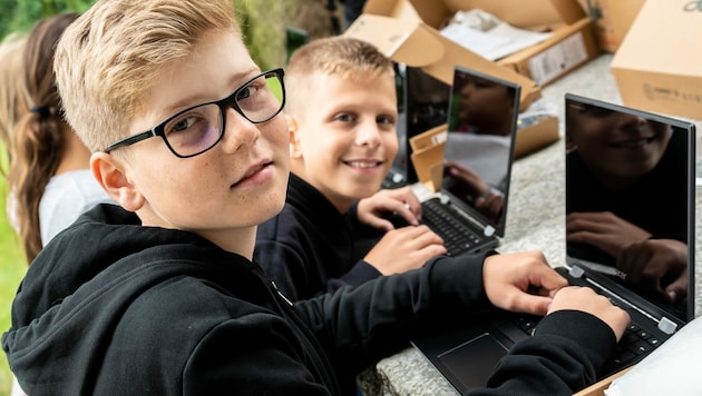 Laptops sind in österreichischen Klassenzimmern mittlerweile Alltag. KI-Tools noch nicht. (Bild: APA/FOTOKERSCHI.AT/BAYER)