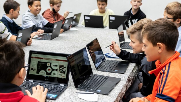 Mit subventionierten Laptops und Tablets für Schüler soll die Digitalkompetenz der österreichischen Jugend gesteigert werden. Doch die Hardware wird nicht überall intensiv für den Unterricht genutzt. (Bild: APA/FOTOKERSCHI.AT/BAYER)