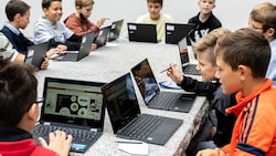 Mit subventionierten Laptops und Tablets für Schüler soll die Digitalkompetenz der österreichischen Jugend gesteigert werden. Doch die Hardware wird nicht überall intensiv für den Unterricht genutzt. (Bild: APA/FOTOKERSCHI.AT/BAYER)