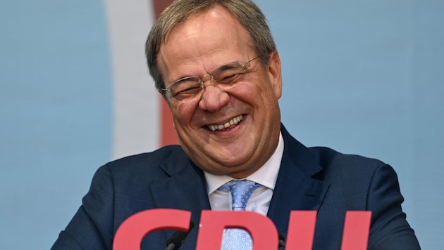 Gibt es für die CDU von Kanzlerkandidat Armin Laschet doch noch Grund zum Lachen? In der jüngsten Umfrage holt die Union noch einmal auf die SPD auf. (Bild: AFP)