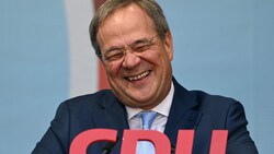 Gibt es für die CDU von Kanzlerkandidat Armin Laschet doch noch Grund zum Lachen? In der jüngsten Umfrage holt die Union noch einmal auf die SPD auf. (Bild: AFP)