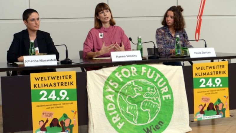 v.l.n.r Johanna Morandell (Klima-Campaignerin bei #aufstehn), Hanna Simons (Natur- u. Umweltschutz, WWF) und Paula Dorten (Fridays For Future) (Bild: APA/HERBERT PFARRHOFER)