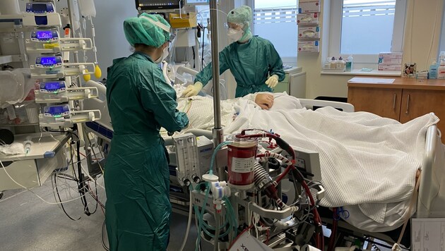 Am Dienstag mussten 59 Covid-Patienten in einem Salzburger Spital behandelt werden. Zehn von ihnen auf einer Intensivstation. (Bild: SALK)