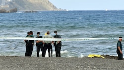 Spanische Polizisten nach einem Flüchtlingsdrama an der Küste Ceutas (Archivbild) (Bild: APA/AFP/ANTONIO SEMPERE)