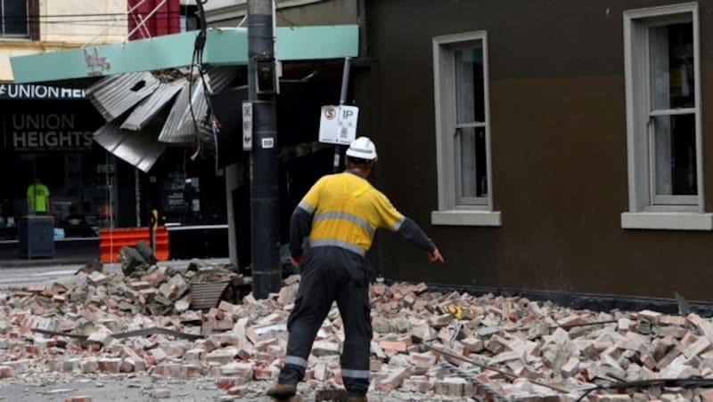 Trümmerteile in der Einkaufsstraße (Bild: AFP)