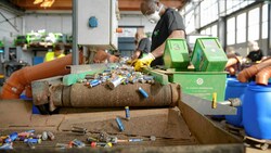 In dieser von der „Krone“ besichtigten Recycling-Anlage in Bremerhaven wurde auch das Wiederverwerten herkömmlicher kleiner Batterien perfektioniert. (Bild: Antje Schimanke)