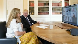 Boris Johnson und seine Frau Carrie mit Sohn Wilfred bei einem Videocall. (Bild: Andrew Parsons / Eyevine / picturedesk.com)