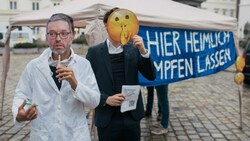 Die JVP nahm bei ihrer Aktion die Haltung der FPÖ zur Impfung auf die Schaufel. (Bild: ÖVP/Pargan)