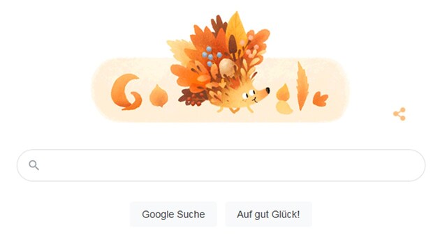 Wer auf das Google-Logo zum Beginn der Herbstzeit klickt, bekommt im Browser buntes Blattwerk zu sehen. (Bild: Google)