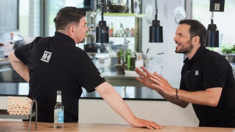 Tim Mälzer und Steffen Henssler in der VOX-Show „Mälzer und Henssler liefern ab!“ (Bild: RTL / Hendrik Lüders)