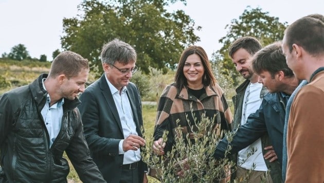 Die Agro Rebels, Landeshauptmann-Stellvertreterin Astrid Eisenkopf und Michael Gerbavsits setzten einen Olivenbaum. (Bild: Bgld. Landesmedienservice)
