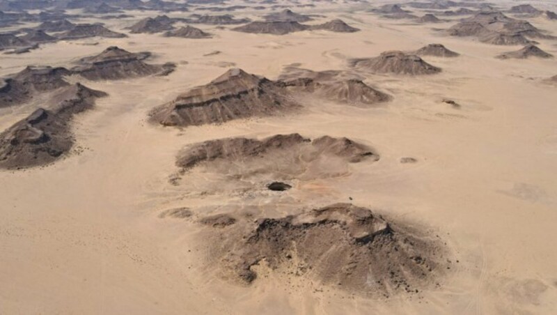 Eine Luftaufnahme des „Höllenbrunnens“ in der Wüste der jemenitischen Provinz Al-Mahra. (Bild: APA/AFP)
