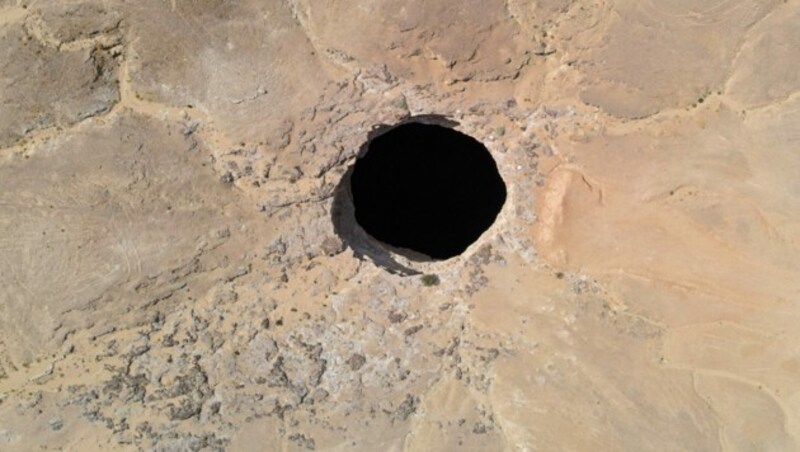Das Loch in der Wüste hat einen Durchmesser von rund 30 Metern. (Bild: APA/AFP)