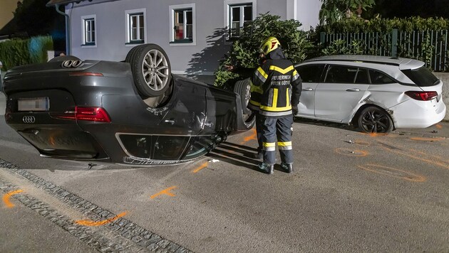 Parkendes Auto gerammt und anschließend überschlagen (Bild: Manfred Wimmer, info@feuerwehr.media)