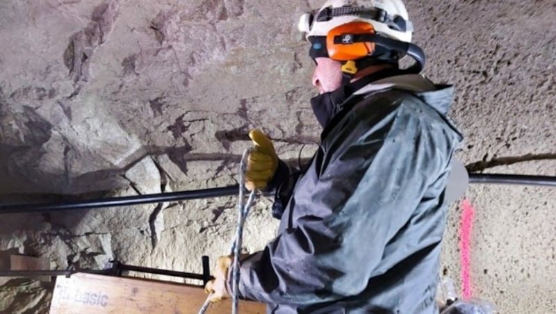 Die 2,5 Kilometer langen Kabel müssen händisch durch den Stollen im Berg verlegt werden. (Bild: Andreas Walcher )