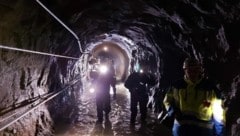 Knietief im eisigen Gletscherwasser arbeiten die Monteure der Kärnten Netz GmbH. (Bild: Andreas Walcher )