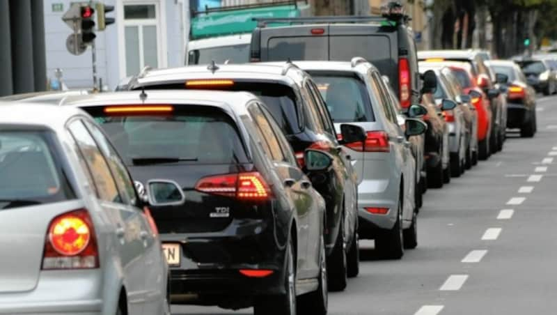 Auf Vorarlbergs Straßen sind nach wie vor viel zu viele Fahrzeuge unterwegs. (Bild: Christian Jauschowetz)