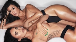 Kourtney Kardashian (hinten) und Megan Fox benötigen „nichts als ein Tanga-Höschen“. (Bild: www.instagram.com/skims)