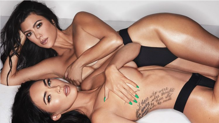 Kourtney Kardashian (hinten) und Megan Fox benötigen „nichts als ein Tanga-Höschen“. (Bild: www.instagram.com/skims)