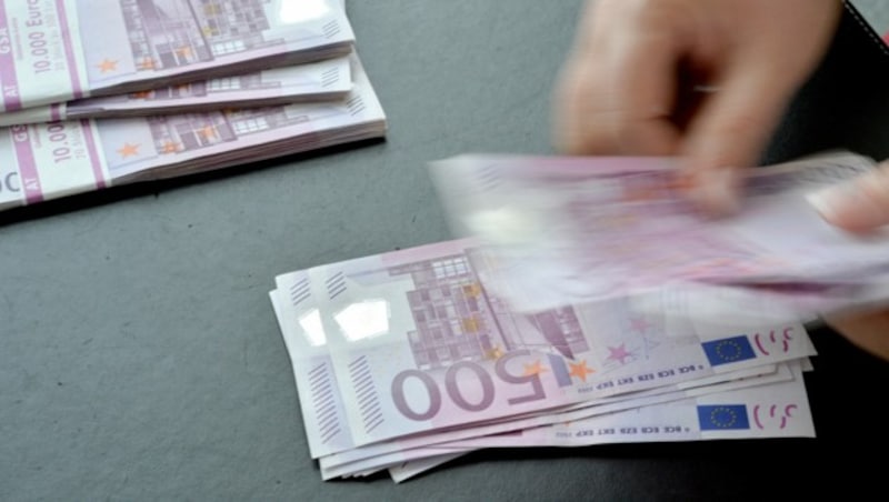 Die Grazerin hob bei der Bank alle ihre Ersparnisse ab. (Bild: APA/BARBARA GINDL)