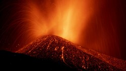 Der Vulkan auf La Palma spuckt weiter Lava und Asche (Bild: The Associated Press)