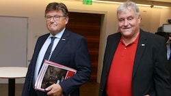PRO-GE Chefverhandler Rainer Wimmer und der Bundesgeschäftsführer der GPA-djp Karl Dürtscher (re. im Bild) (Bild: APA/Herbert Pfarrhofer)