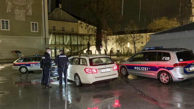 Tatort: Festspielbezirk. Polizisten untersuchen das Taxi des Opfers. (Bild: Tschepp Markus)